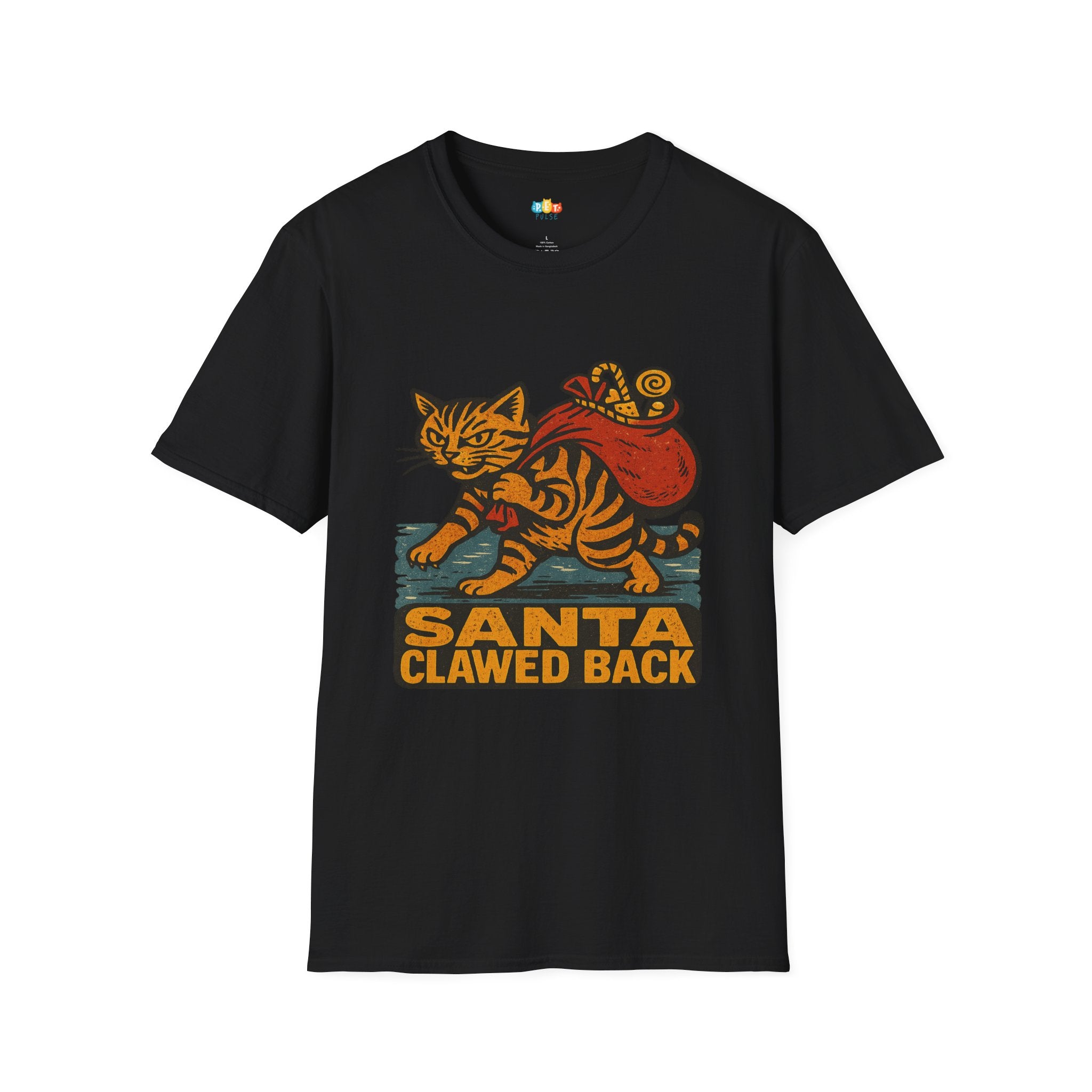 Santa Clawed Back Christmas T-Shirt - Funny Feral Cat Burglar Holiday Candy Cane Thief Vintage Xmas Tee