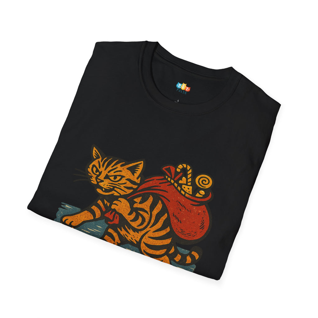 Santa Clawed Back Christmas T-Shirt - Funny Feral Cat Burglar Holiday Candy Cane Thief Vintage Xmas Tee